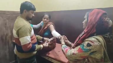 अतर्रा: गमी में शामिल होने जा रही महिला अनियंत्रित ई-रिक्शा के पलटने से गंभीर रूप से घायल, मेडिकल कॉलेज बांदा रेफर