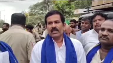 ಕೊರಟಗೆರೆ: ಪಟ್ಟಣದಲ್ಲಿ ಡಿಎಸ್ಎಸ್ ವತಿಯಿಂದ ಉಚಿತ ಹೆಲ್ಮೆಟ್ ವಿತರಣೆ, ಮುಗಿ ಬಿದ್ದ ಜನ