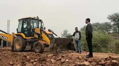 जौरा: पगारा रोड पर सुभाष स्कूल के पास नायब तहसीलदार ने राजस्व टीम के साथ शासकीय भूमि को अतिक्रमण मुक्त करवाया