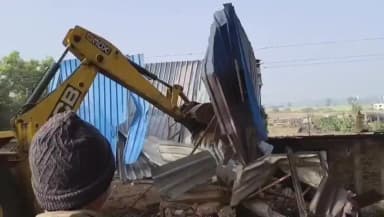 इछावर: जिले के इछावर में अतिक्रमण पर बड़ी कार्रवाई, आधा दर्जन से अधिक अतिक्रमणों पर चला बुलडोजर