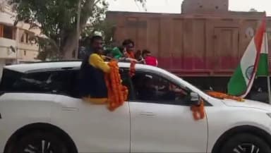 नुआंव: दिल्ली में सम्मान के बाद कैमूर में मुखिया प्रदीप का तिरंगा रोड शो बना गौरव का प्रतीक