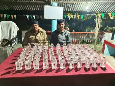 कुरसाकांटा: कुर्साकांटा प्रखंड के बरदाहा पुलिस ने 44 बोतल नेपाली शराब के साथ एक व्यक्ति को किया गिरफ्तार