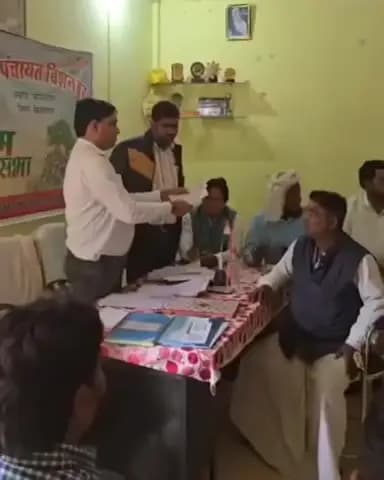 कोचाधामन: बिशनपुर में मुखिया ने कबीर अंत्येष्टि योजना के तहत मृतकों के परिजनों को ₹3-₹3 हजार का चेक सौंपा