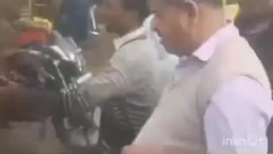 धौरहरा: बारिश के कारण खमरिया चौराहे पर बिजली के पोल में उतरे करंट से एक गाय की दर्दनाक मौत, वीडियो हुआ वायरल