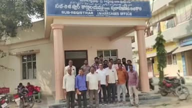 కోదాడ: కోదాడ సబ్ రిజిస్ట్రార్ ఆఫీసులో నిలిచిన ఆన్లైన్ సేవలు
నాలుగు రోజులుగా ‘స్లాట్’ కష్టాలు.. కార్యాలయం వద్దే బాధితుల పడిగాపు