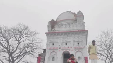 खरगापुर: टीला हृदयनगर स्थित सिद्ध बाबा मंदिर पर गिरी आकाशीय बिजली, हुआ नुकसान