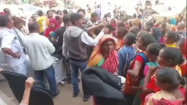 कुडू: लोहरदगा: पूर्व सांसद धीरज साहू के निर्देश पर हिंडालको टोरी साइडिंग में यूनियन द्वारा 400 मजदूरों को कंबल वितरण