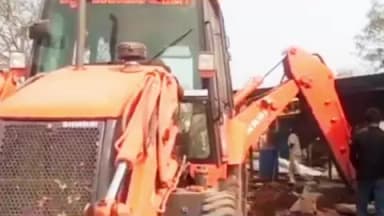 ಹುಣಸಗಿ: ಪಟ್ಟಣದ ಕೆಂಭಾವಿ ರಸ್ತೆಯಲ್ಲಿ ರಸ್ತೆ ಒತ್ತುವರಿ ತೆರವು ಕಾರ್ಯಾಚರಣೆ