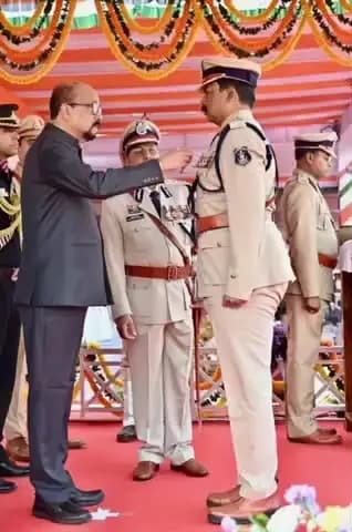 भैयाथान: महामहिम राज्यपाल रमेन डेका ने डीआईजी एवं एसएसपी सूरजपुर, प्रशांत कुमार ठाकुर को उत्कृष्ट पुलिस सेवाओं के लिए सम्मानित किया