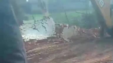 स्लीमनाबाद: सलैया फाटक में प्रशासन के सामने महिला ने खाया जहर, हालत बिगड़ी, अस्पताल रेफर