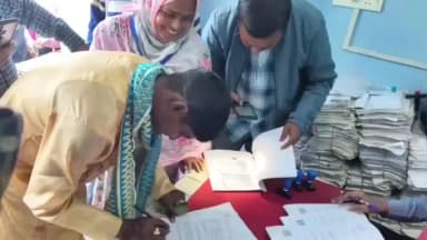 নওদা: আগে SIR হেয়ারিং, পরে বিয়ে—বরের সাজেই নওদা বিডিও অফিসে হাজির যুবক!