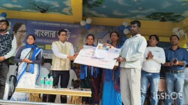 রায়না ১: রায়না ও খণ্ডঘোষ ব্লকে বাংলার বাড়ি প্রকল্পের আর্থিক সহায়তা প্রদান করলেন মুখ্যমন্ত্রী সিঙ্গুরের জন্য সভা থেকে