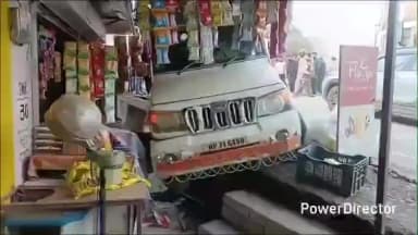 ददाहू: नशे में चालक ने दुकान में घुसाई पिकअप, बड़ा हादसा टल गया