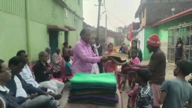 कलियासोल: लखिया बाद गांव में रामकुमार गोस्वामी और जलेश्वरी देवी ने गरीबों के बीच कंबल और वस्त्रों का वितरण किया