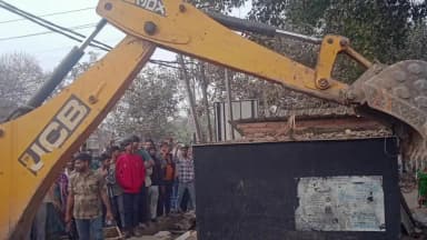 नासरीगंज: मौना गांव में अतिक्रमण हटाने के लिए प्रशासन का बुलडोजर चला