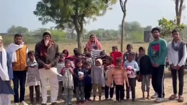 फूलिया कलां: नूरी आस्ताना हेल्प डेस्क की सराहनीय पहल, विद्यार्थियों को बांटे गए गर्म कपड़े