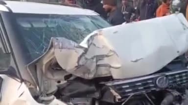 ਫਗਵਾੜਾ: ਧਾਰਮਿਕ ਅਸਥਾਨ ਤੋਂ ਮੱਥਾ ਟੇਕ ਕੇ ਵਾਪਸ ਆ ਰਹੇ ਪਰਿਵਾਰ ਦੀ ਪਿੰਡ ਚੱਕ ਹਕੀਮ ਨਜ਼ਦੀਕ ਗੱਡੀ ਖੜ੍ਹੀ ਬੱਸ ਨਾਲ ਟਕਰਾਈ, ਦੋ ਦੀ ਮੌਤ