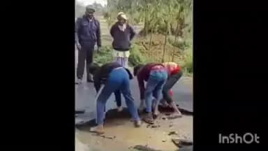 मिहींपुरवा: मिहींपुरवा में नवनिर्मित सड़क उखड़ी, अवर अभियंता ने जांच के दिए आदेश, कहा- होगी कार्रवाई