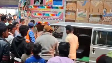 সুতি ২: সাজুরে মোড়ে লরির সঙ্গে মারুতি ভ্যানের সংঘর্ষ, অল্পের জন্য প্রাণরক্ষা