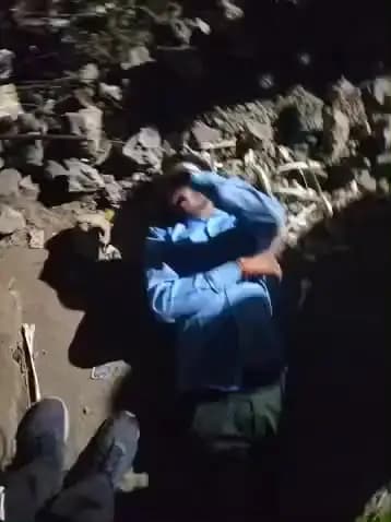 सहसपुर लोहारा: ग्राम बिरकोना में शराब के नशे में सड़क किनारे पड़े व्यक्ति को डायल 112 की टीम ने परिजनों को सुपुर्द किया