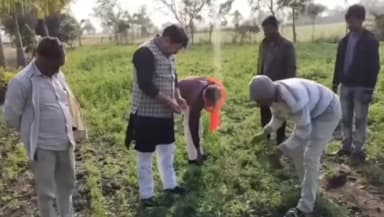 बदरवास: ओलावृष्टि से फसलें चौपट होने पर भाजपा नेता विपिन खेमारिया ने मेघोनाबड़ा पहुंचकर नुकसान का जायजा लिया