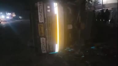 बिहिया: बिहिया चौरस्ता के पास ट्रक गाड़ी नियंत्रित होकर पलटी, कोई हताहत नहीं