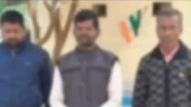 खोदावंदपुर: पुलिस ने चोरी की बाइक के साथ तीन अभियुक्तों को गिरफ्तार किया