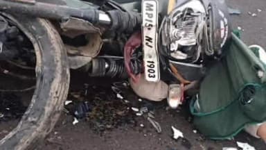 रहली: सागर-रहली रोड पर बाइक और स्कूटी की टक्कर में दो युवकों की मौत, एक गंभीर घायल