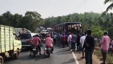 ಕುಮಟಾ: ಮಾನೀರು ದೇವಸ್ಥಾನದ ಹತ್ತಿರ ಸಾರಿಗೆ ಬಸ್ ಮತ್ತು ಬೊಲೆರೋ ವಾಹನದ ನಡುವೆ ಮುಖಾಮುಖಿ ಡಿಕ್ಕಿ, ಹಲವರಿಗೆ ಗಾಯ