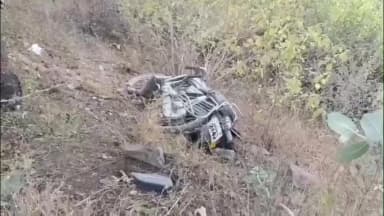 दमयंती नगर: कोपरा पुल के पास सड़क हादसे में पेड़ से टकराई पिकअप, खाई में गिरी बाइक, टला बड़ा हादसा