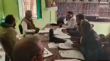 चकिया: विधायक कैलाश खरवार ने सिकंदरपुर में एसआईआर को लेकर की बैठक, बूथ अध्यक्ष के साथ हुई वार्ता