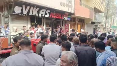 अंजड़: मेन रोड सराफा बाजार में गैलरी से टकराई ट्रैक्टर-ट्रॉली, दुकानदारों ने लगाया जाम, थाना प्रभारी ने समझाइश से खुलवाया