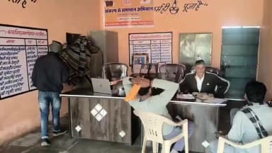 जौरा: ग्राम पंचायत परसोटा के पंचायत भवन में सचिव द्वारा संकल्प से समाधान योजना के तहत शिविर आयोजित