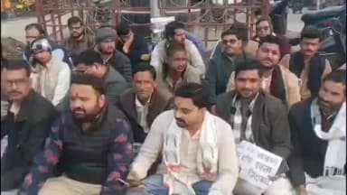 मोठ: चिरगांव में यूजीसी के फैसले के विरोध में धरना-प्रदर्शन, रामनगर तिराहे पर गूंजे नारे