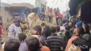 मोहम्मदी: मोहम्मदी पुवायां रोड पर गन्ना भरा ट्रक पलटने से मचा हड़कंप