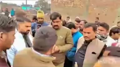 धौरहरा: वाली गांव में 17 वर्षीय किशोरी का शव पोस्टमार्टम के बाद कड़ी सुरक्षा के बीच पहुंचा, हुआ अंतिम संस्कार