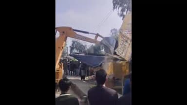 हैदरगढ़: हैदरगढ़ में फुटपाथ से अतिक्रमण हटाया गया, अधिशासी अधिकारी ने पुलिस बल के साथ चलाया अतिक्रमण हटाओ अभियान