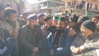 चिड़गांव: चिडगांव में युवाओं ने सड़क पर प्रदर्शन करते हुए चक्का जाम कर जताया रोष, विधायक के पहुंचने तक सड़क बंद रखने की चेतावनी