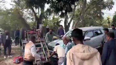 নাওবৈচা: নাওবৈচাৰ ১৫ নং ৰাষ্ট্ৰীয় ঘাইপথত ভয়ংকৰ পথ দুৰ্ঘটনা, ব্ৰেজা বাহনৰ খুন্দা যাত্ৰীবাহী ই-ৰিক্সাত ,আঘাতপ্ৰাপ্ত হয় তিনিজন