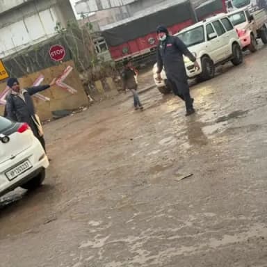 कंडाघाट: मरम्मत के लिए ₹65 लाख खर्च करने के बाद भी दो दिन की बारिश में उखड़ी बद्दी-साईं सड़क