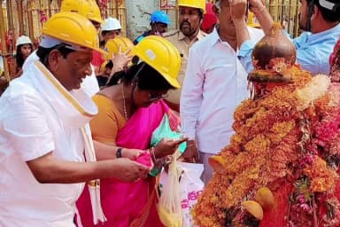 ధర్మపురి: మేడారం సమ్మక్క-సారలమ్మ వనదేవత లను దర్శించుకున్న మాజీ మంత్రి కొప్పుల ఈశ్వర్ దంపతులు