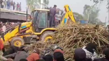 मोहम्मदी: गन्ना भरे ट्रक के पलटने से बोलोरो गाड़ी में बैठे एक बच्चे को आई चोट