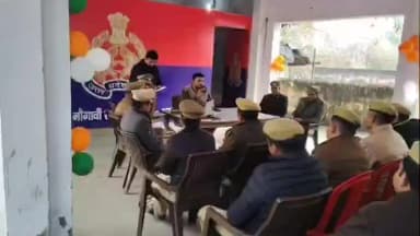 नौगावां सादात: नौगांवा थाने में अपराध पर नियंत्रण के लिए पुलिसकर्मियों संघ के साथ की गई बैठक