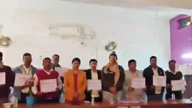 पकड़ी दयाल: पकड़ीदयाल प्रखंड सभागार में BDO ने विधानसभा निर्वाचन एवं विशेष ग्रहण पुनरीक्षण कार्य में BLO को सम्मानित किया