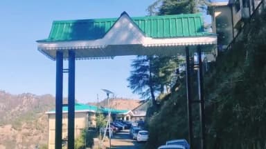 छुट्टियों के बाद राजकीय महिला बहुतकनीकी संस्थांन खुला, छात्राएं लौट रही हैं संस्थान को