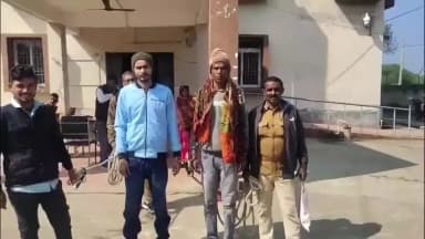 फुल्लीडूमर: फुल्लीडुमर पुलिस ने चोन्हाबथान से दो वारंटी और चौडांड़ गांव से एक युवक को नशे में गिरफ्तार किया