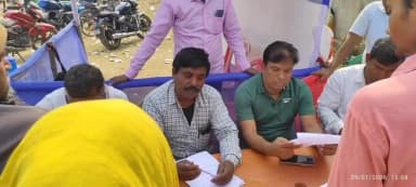 মিনাখাঁ: বামনপুকুরে এস আই আর ক্যাম্পে বসে সাধারণ মানুষদের নানান রকম সাহায্য করলেন তৃণমূলের কর্মীরা