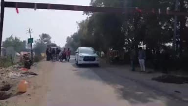 सोनकच्छ: पीपलरावा रोड पर गंधर्वपुरी पुलिया के बेरीकेट्स हटे, वाहन चालकों को मिली राहत