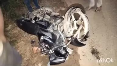 कामडारा: पुराने सीएचसी भवन के पास सड़क दुर्घटना, बाइक सवार एक युवक की मौत, दूसरा गंभीर रूप से घायल