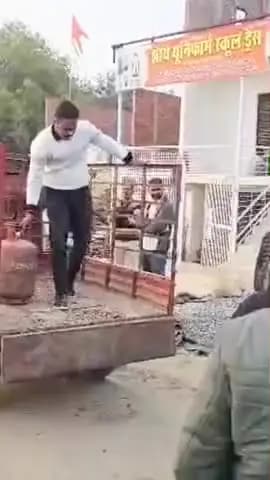 राजातालाब: अवैध गैस रिफिलिंग भंडारण की सूचना पर आपूर्ति विभाग ने किया छापा, 12 गैस सिलेंडर बरामद